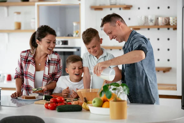 Família Divertindo Cozinha — Fotografia de Stock