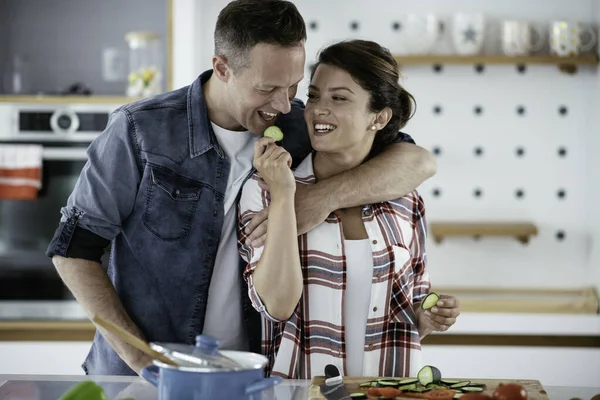 Pareja Joven Haciendo Desayuno Casa Pareja Amorosa Comiendo Sándwich Cocina —  Fotos de Stock