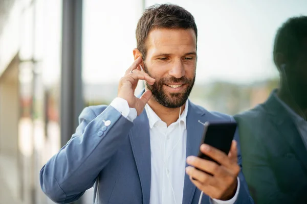 Joven Empresario Traje Tienen Videollamada Teléfono Inteligente Calle —  Fotos de Stock