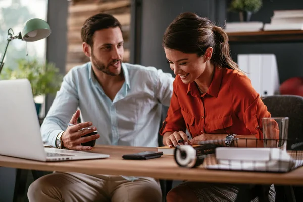 Ofisteki meslektaşlar. İş kadını ve işadamı ofiste iş tartışıyorlar. İki arkadaş birlikte çalışıyor..