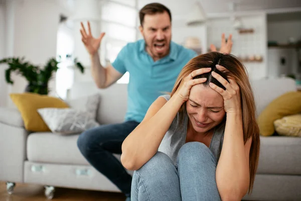 Aile içi şiddet. Koca karısını dövüyor ve bağırıyor..