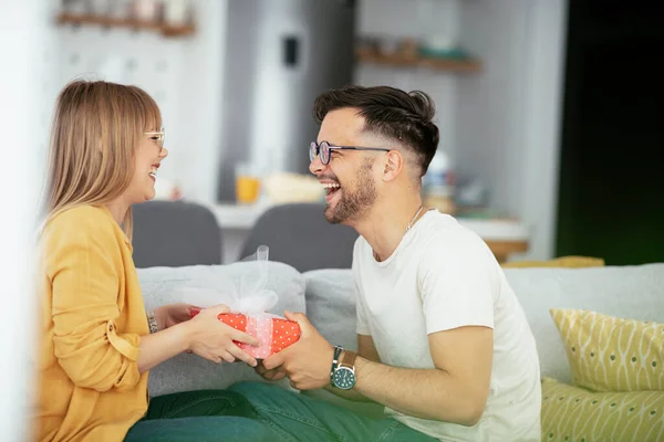 Novio Sorprendiendo Novia Con Regalo Joven Dando Caja Regalo Esposa —  Fotos de Stock