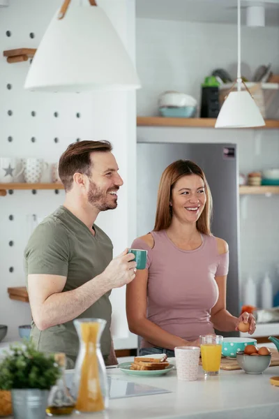 Amar Pareja Bebiendo Café Mientras Prepara Desayuno —  Fotos de Stock