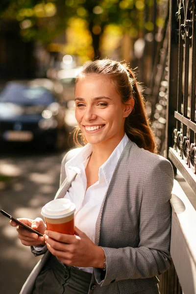 Jovem Empresária Feliz Usando Telefone Rua Durante Freio Café — Fotografia de Stock