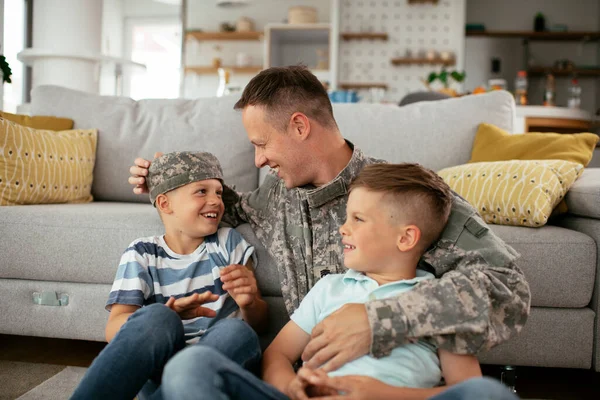 Soldado Feliz Sentado Chão Com Sua Família Soldado Desfrutando Casa — Fotografia de Stock