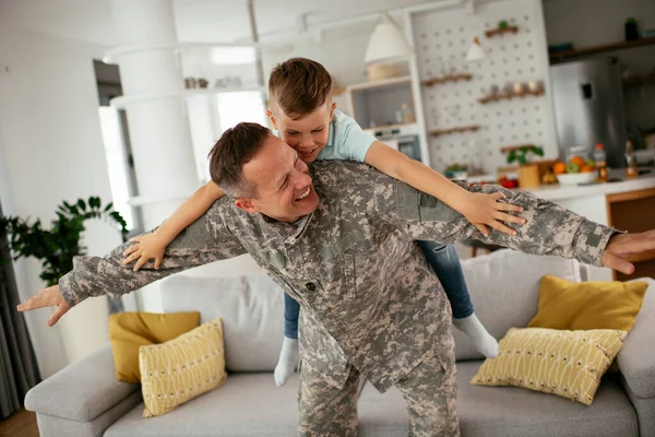 Militar Jugando Con Hijo Casa —  Fotos de Stock