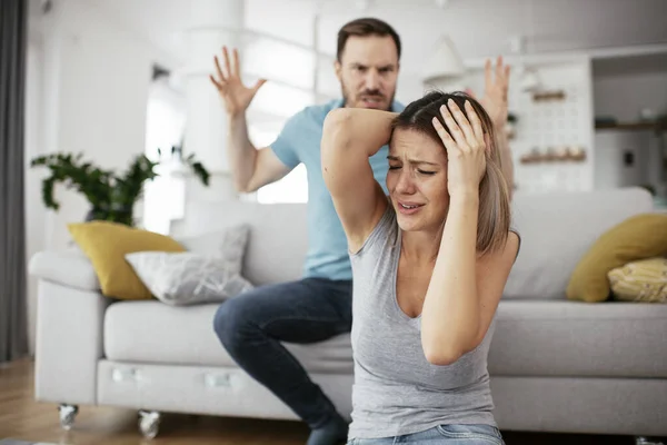 Violência Família Marido Batendo Gritando Com Sua Esposa — Fotografia de Stock