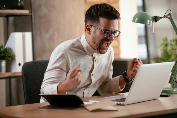 Feliz Joven Empresario Gritando Mientras Trabaja Oficina Computadora Portátil — Foto de Stock