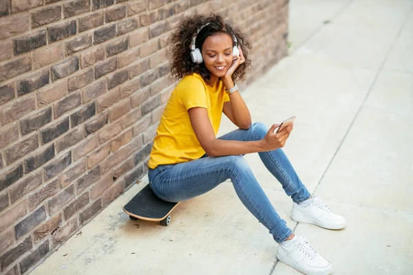 Gadis Skater Muda Afrika Mengambil Selfie Dan Mendengarkan Musik Jalan — Stok Foto