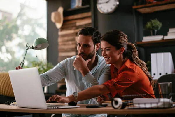 Collega Functie Zakenvrouw Zakenman Bespreken Het Werk Functie Twee Vrienden — Stockfoto