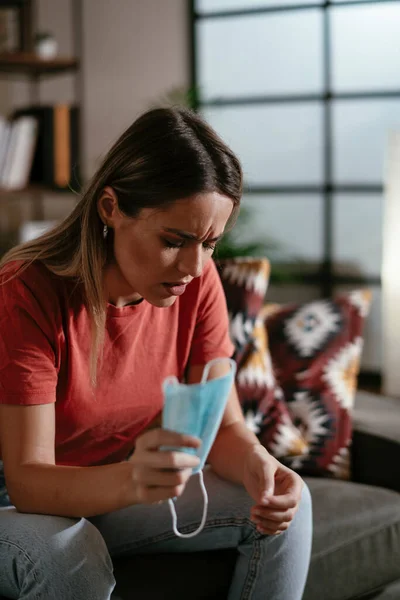 Uma Jovem Espera Dos Resultados Laboratório Mulher Preocupada Esperando Teste — Fotografia de Stock