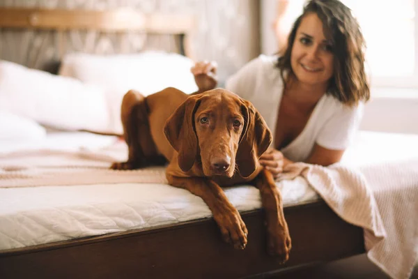 Wanita Muda Yang Cantik Bermain Dengan Anjingnya Tempat Tidur — Stok Foto