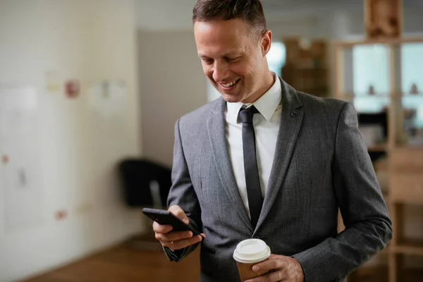 Joven Hombre Negocios Traje Usando Teléfono Oficina —  Fotos de Stock