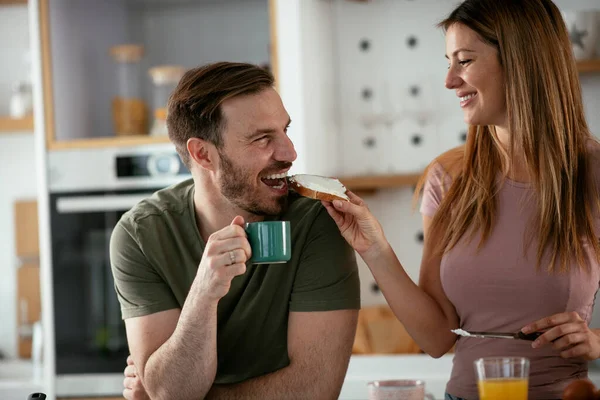 Pareja Joven Haciendo Sándwiches Casa Pareja Cariñosa Disfrutando Cocina —  Fotos de Stock