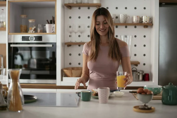 Wanita Muda Dapur Sarapan Yang Sehat Wanita Cantik Makan Rumah — Stok Foto