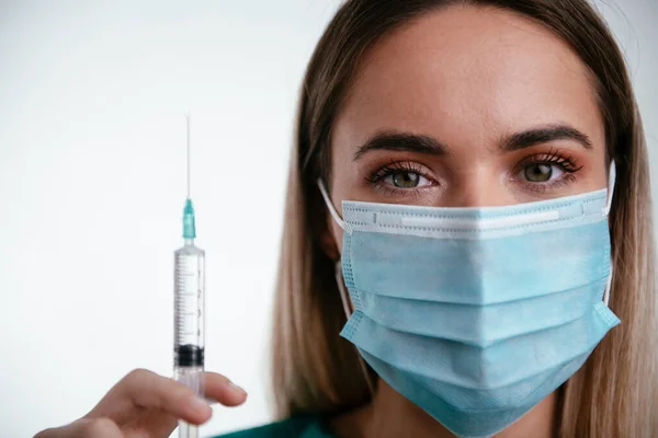 Dokter Wanita Cantik Dengan Topeng Medis Potret Perawat Dengan Jarum — Stok Foto