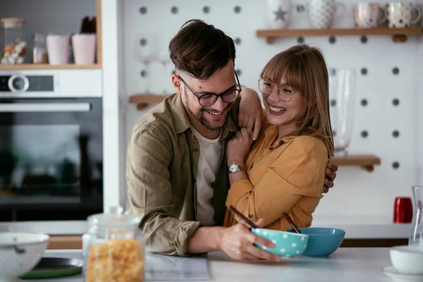 Giovane Coppia Che Prepara Colazione Casa Coppia Amorevole Mangiare Cereali — Foto Stock