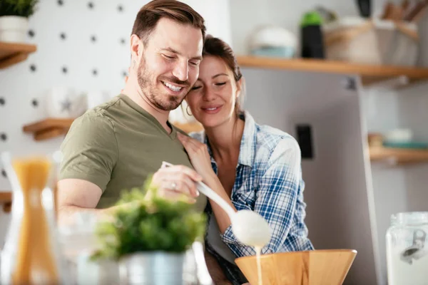 Pareja Joven Haciendo Panqueques Casa Pareja Amorosa Divirtiéndose Mientras Cocina —  Fotos de Stock