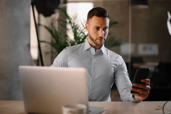 Joven Hombre Negocios Trabajando Oficina Usando Teléfono —  Fotos de Stock