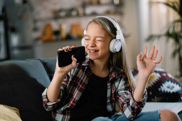 Beautiful Little Girl Singing Pretty Young Girl Living Room Headphones — Stock Photo, Image