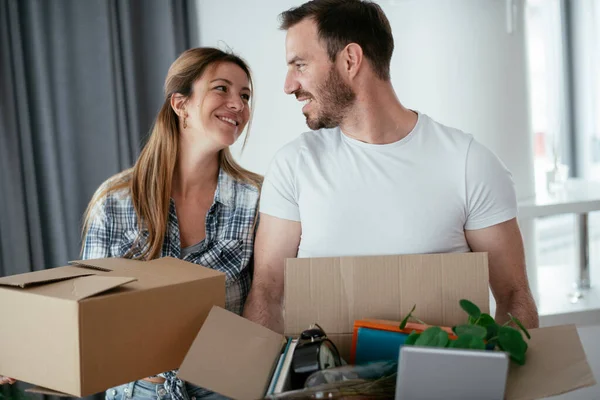 Boyfriend Girlfriend Moving Apartment Young Couple Unpacking Belongings — Stock Photo, Image