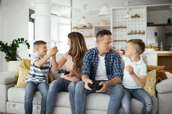 Feliz Casal Amoroso Estão Jogando Jogos Vídeo Com Crianças Casa — Fotografia de Stock