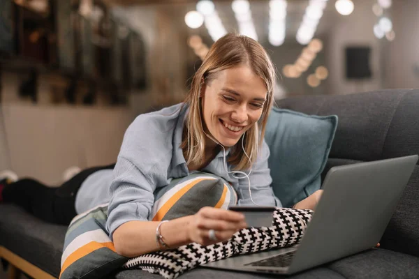 Een Jonge Vrouw Met Een Creditcard Een Laptop Online Winkelen — Stockfoto