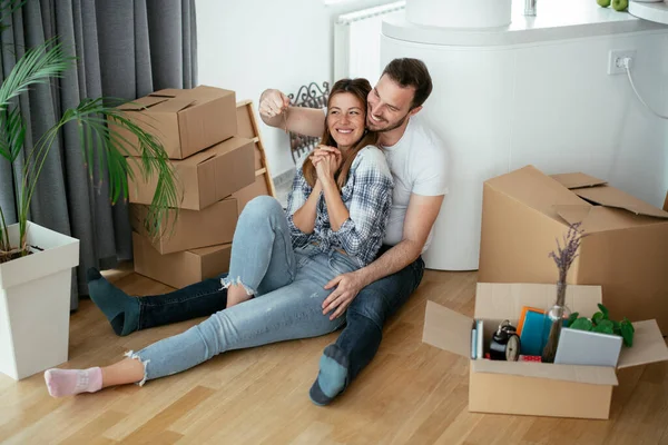 Boyfriend Girlfriend Moving Apartment Young Couple Unpacking Belongings — Stock Photo, Image