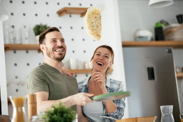 Pareja Joven Haciendo Panqueques Casa Pareja Amorosa Divirtiéndose Mientras Cocina — Foto de Stock