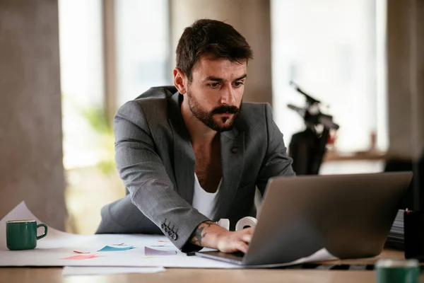 Joven Hombre Negocios Usando Computadora Oficina Hombre Guapo Trabajando Lugar Imagen De Stock