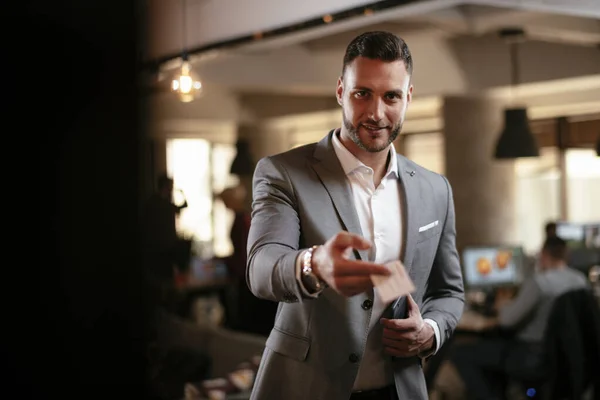 Retrato Sucesso Empresário Segurando Cartão Escritório Fotos De Bancos De Imagens