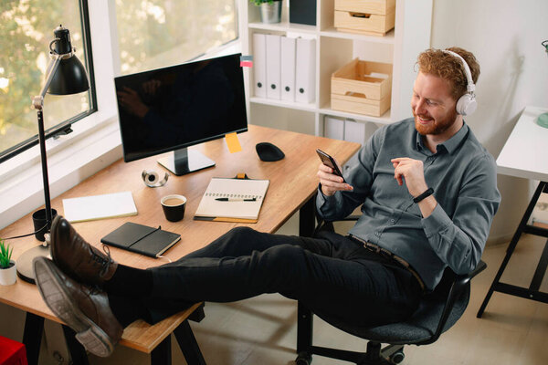 Businessman Office Handsome Ginger Man Listening Music His Smartphone Work Royalty Free Stock Photos