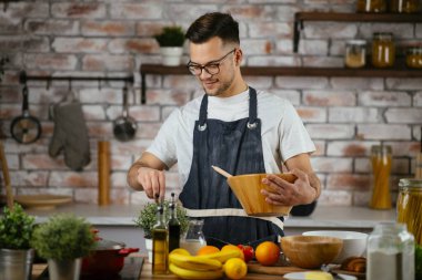 Mutfakta makarna hazırlayan yakışıklı adam. Lezzetli yemek pişiren adam..