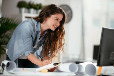 Yaratıcı ofiste çalışan iş kadınının portresi. İş yerinde mutlu bir iş kadını..
