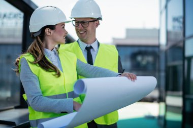 İnşaatta çalışan kasklı iki profesyonel insan dava açtı..