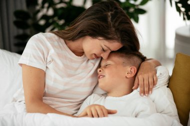 Tatlı anne ve oğul kucaklaşması 