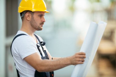 Fabrika işçisi yeni bir proje üzerinde çalışıyor. Fabrika hattı.