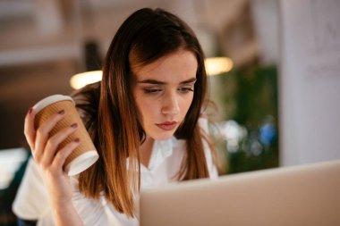 Ofiste çalışan yorgun genç bir iş kadını. 