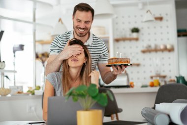 Karısının doğum günü. Koca, karısına doğum günü pastasıyla sürpriz yapar..