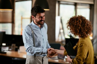 Ofiste çalışan dost canlısı meslektaşlar