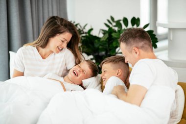 Çocuklu güzel ebeveynler evde eğleniyorlar.