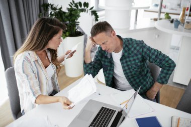 Karı koca faturaları ödemeye hazırlanıyor. Finansal sorunları olan genç bir çift.