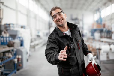 Fabrika işçisinin portresi. Fabrikada insan tokalaşması