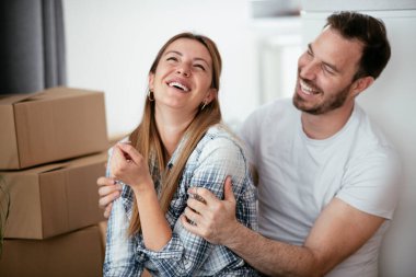 Erkek arkadaşı ve kız arkadaşı bir daireye taşınıyorlar. Genç çift eşyalarını boşaltıyorlar..