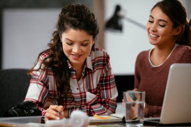 İş kadınları yeni bir proje üzerinde çalışıyor. Çözmeleri gereken problemleri tartışan üniversiteler.