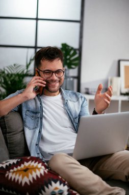 Adam evde çalışıyor, dizüstü bilgisayar kullanıyor.