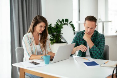 Evde çalışan çift, serbest çalışma kavramı