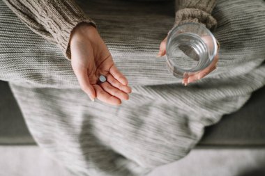 Hasta olduğu için evde. Güzel Genç Kadın Üşütmüş veya Grip Olmuş Dairesinde.