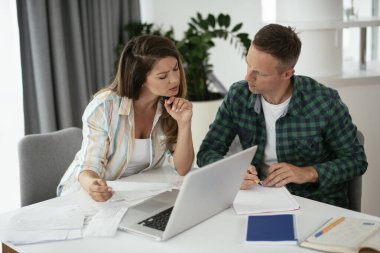 Evde çalışan çift, serbest çalışma kavramı