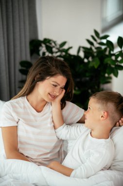 Tatlı anne ve oğul kucaklaşması 